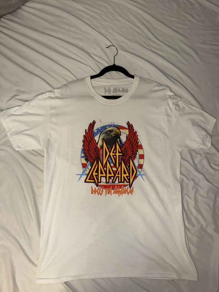Def Leppard Rocks the Americas White Eagle Graphic Crew Neck Tee Men’s L