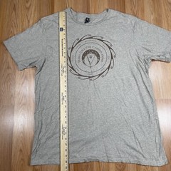 District Made Graphics T-Shirt Mens 2XL Extra Extra Large Gray Short Sleeve