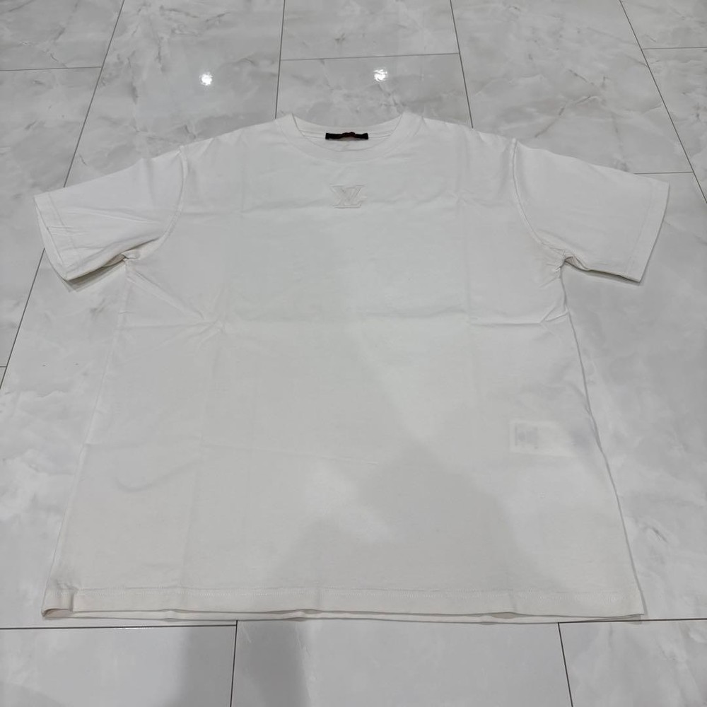 LOUIS VUITTON ・Embossed LV T-shirt