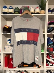 Vintage 90s Tommy Hilfiger Big Flag Logo Graphic T-Shirt Grey