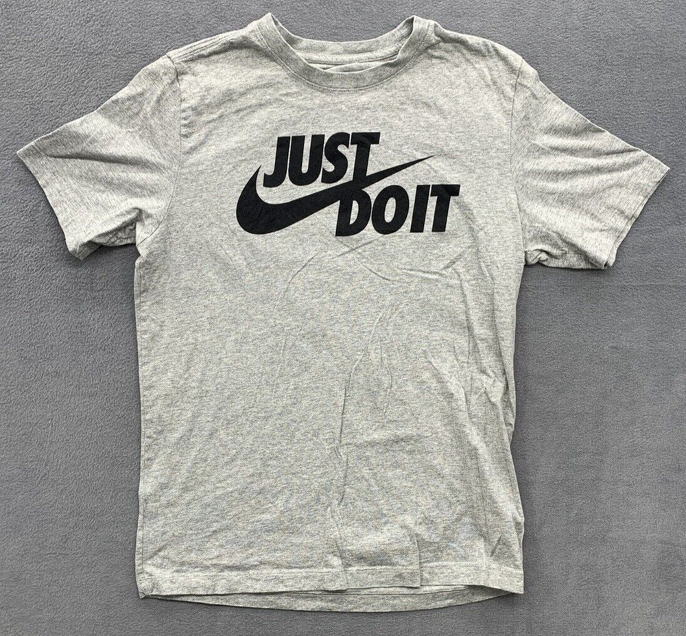 The Nike Tee Graphic T-Shirt Men’s Medium Gray Logo Swoosh Crew Neck AR5006-063