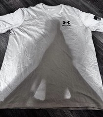 Under Armour Men’s Beige Freedom Flag Graphic Logo Crew Neck T-Shirt XL Reg