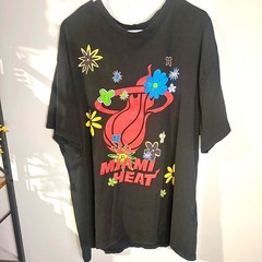 Miami Heat NBA Floral Graphic T-Shirt Mens Black Short Sleeve Crewneck Tee