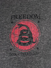 Howitzer Style Men’s T-Shirt Snake Flag Military Grunt MFG