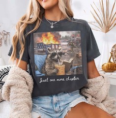 Funny Reading Raccoon Shirt Retro Book Lover Graphic Tee Gift