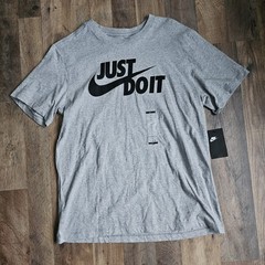 Nike Men’s Sportswear Just Do It Swoosh Graphic T-Shirt AR5006-063 Dark Grey