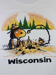Rare Vintage 90s Peanuts Snoopy Wisconsin Outdoor Camping Bonfire Art Cartoon T