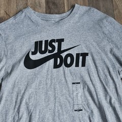 Nike Men’s Sportswear Just Do It Swoosh Graphic T-Shirt AR5006-063 Dark Grey